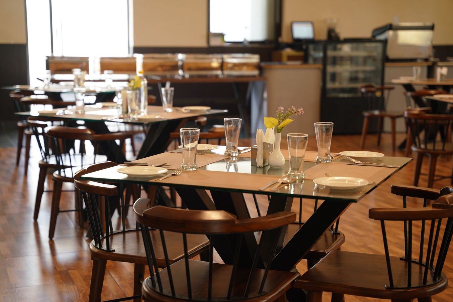 Heller, sauber eingedeckter Gastraum eines Restaurants