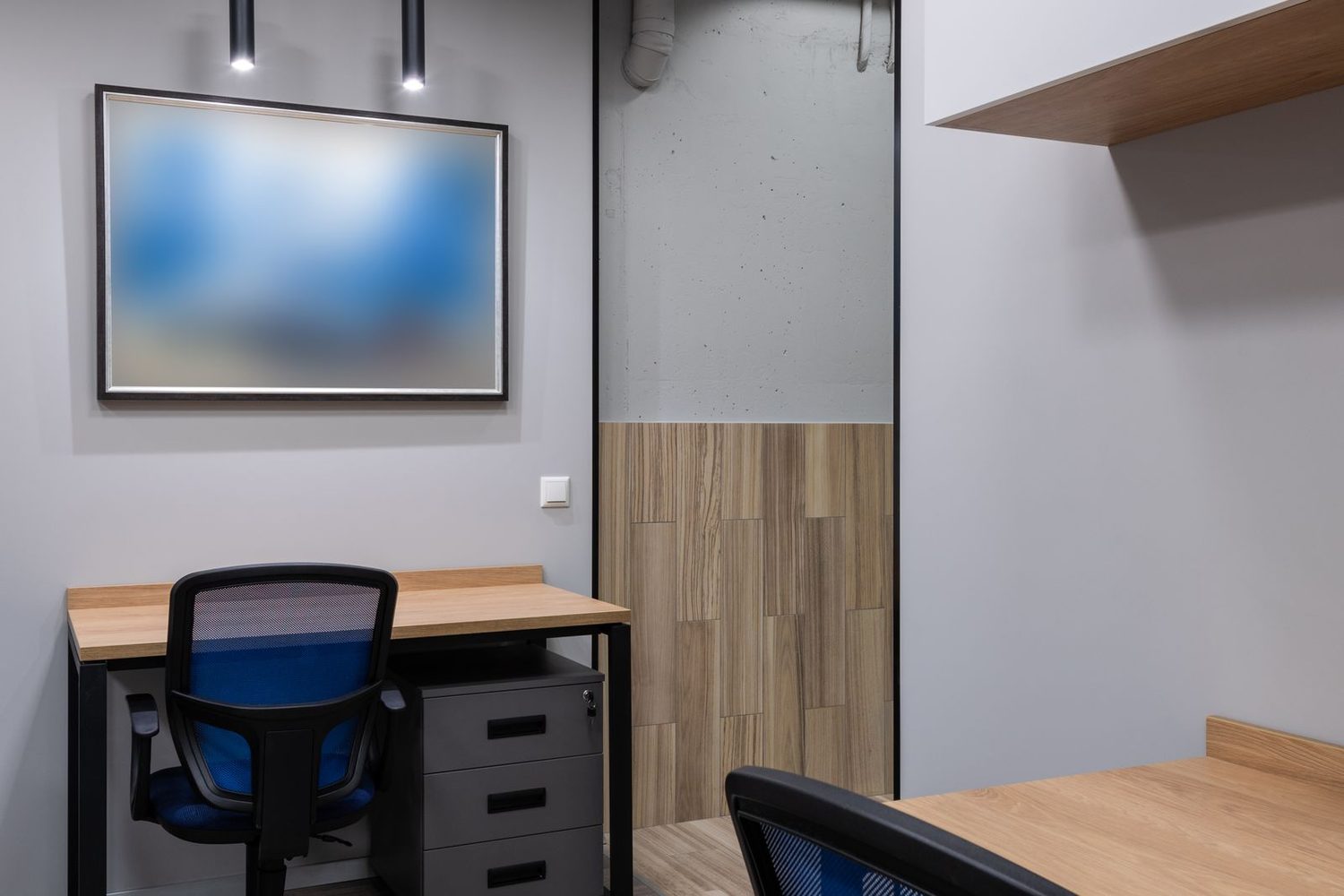 Helles, aufger&auml;umtes modernes B&uuml;ro mit sauberen Arbeitspl&auml;tzen